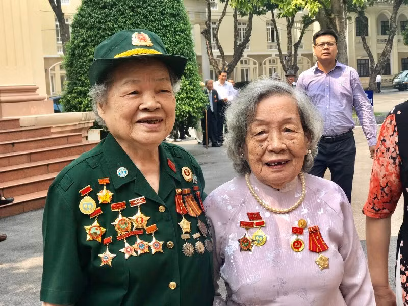 Nữ chiến sĩ giao liên phi thường -0