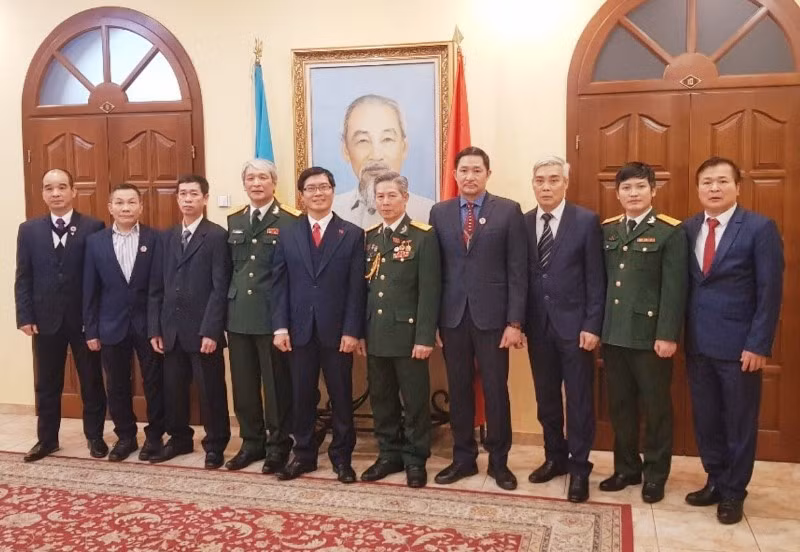 Đại sứ Nguyễn Hồng Thạch (thứ 5 từ trái sang) chụp ảnh lưu niệm cùng các quân nhân và cựu chiến binh Việt Nam tại Ukraine.
