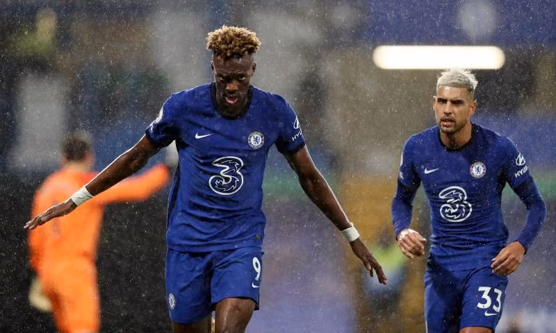 T. Abraham (trái) lập cú đúp cho Chelsea. 