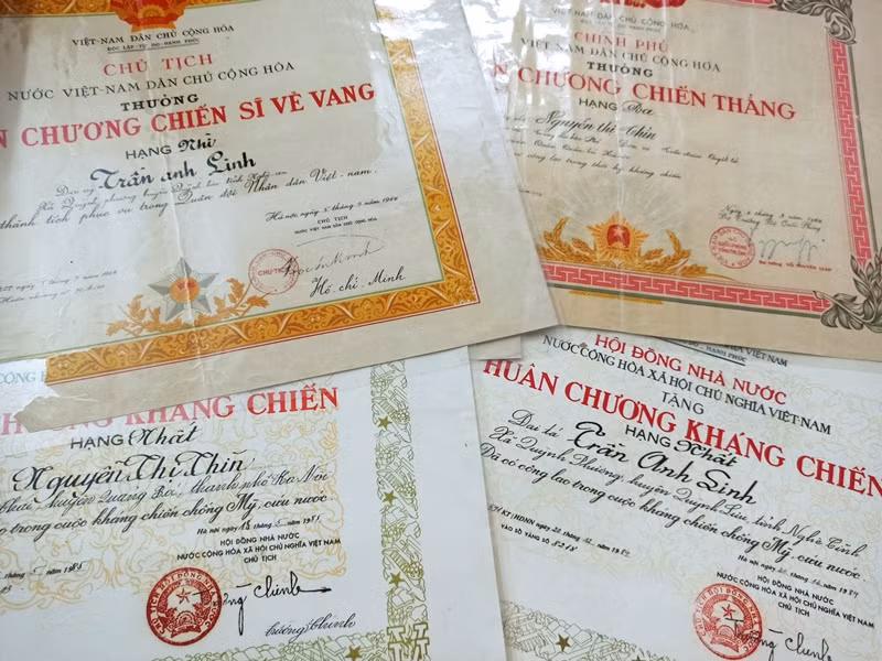 Nữ chiến sĩ giao liên phi thường -0