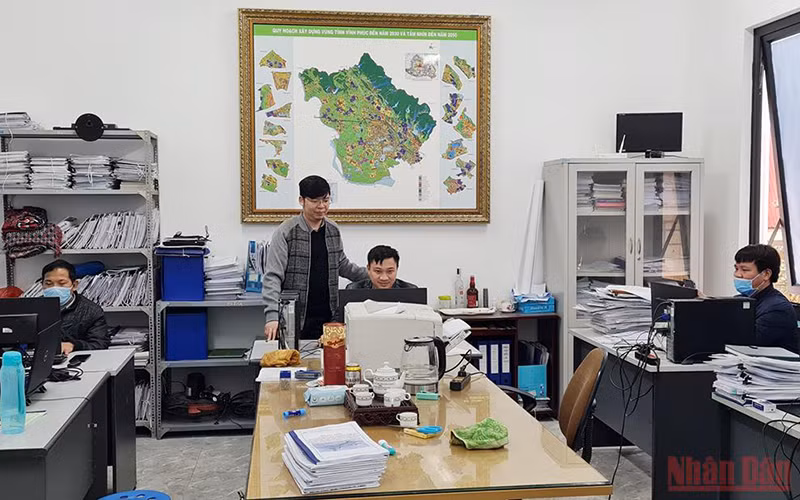 Cán bộ, kỹ sư sẵn sàng đảm nhiệm các công việc mới và khó. (Ảnh: HỒNG HÀ)