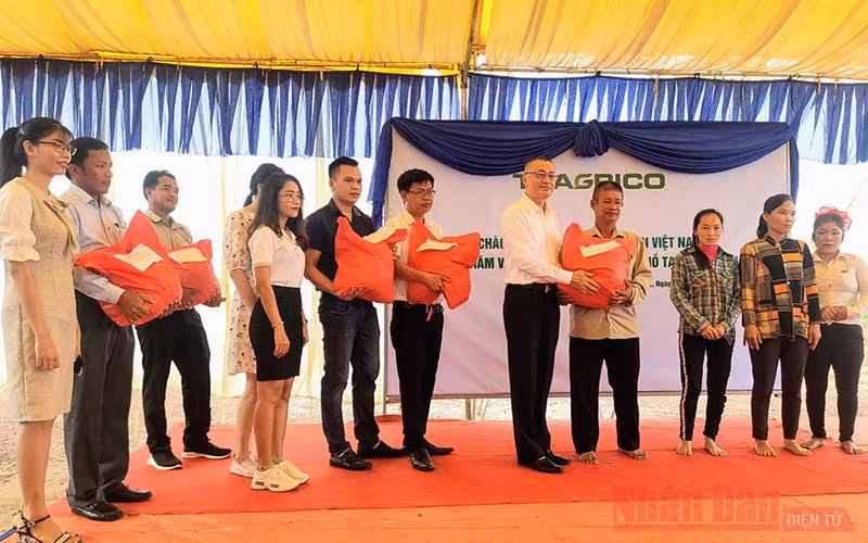 Đại sứ Vũ Quang Minh trao quà tặng bà con 