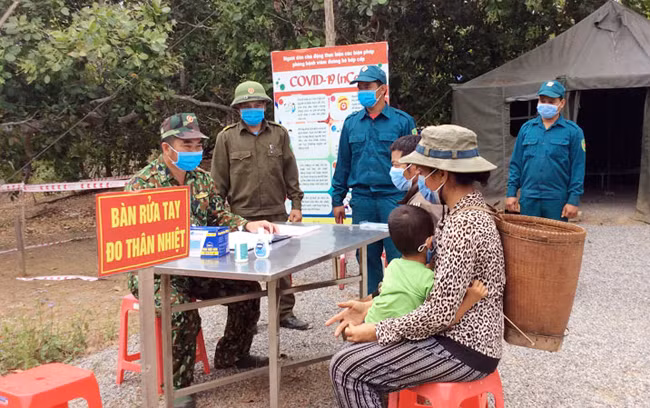 Tuyên truyền phòng, chống dịch cho người dân tại chốt phà 6, Đồn Biên phòng Ia O (huyện Ia Grai, Gia Lai).