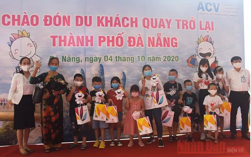 Đà Nẵng đón đoàn khách đầu tiên từ thủ đô Hà Nội sau thời gian dài tạm ngưng mọi hoạt động do dịch bệnh Covid-19.
