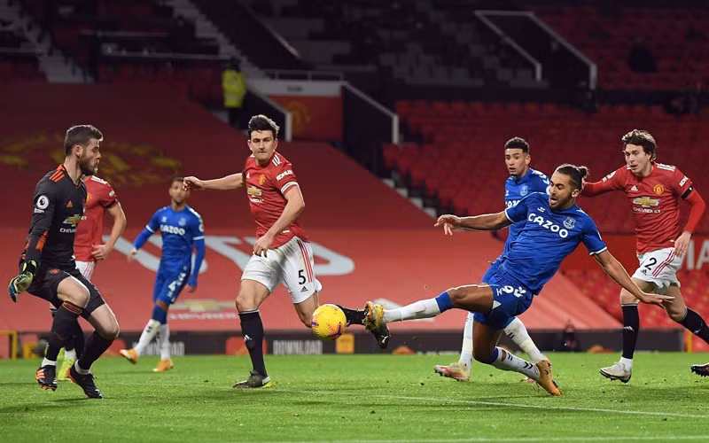 Calvert-Lewin (áo xanh, giữa) ghi bàn cân bằng tỷ số 3-3 cho Everton.