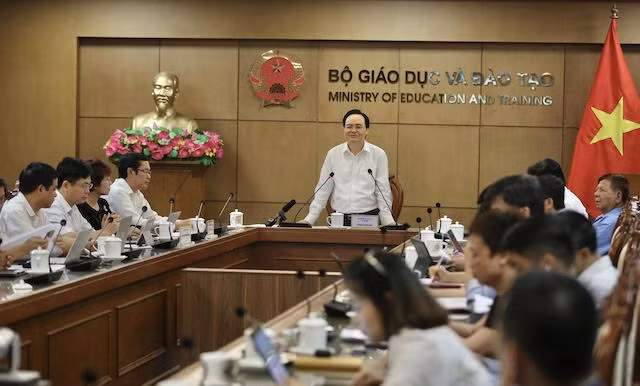 Bộ trưởng Phùng Xuân Nhạ phát biểu tại hội nghị đánh giá chất lượng dạy- học trực tuyến chiều 3-6