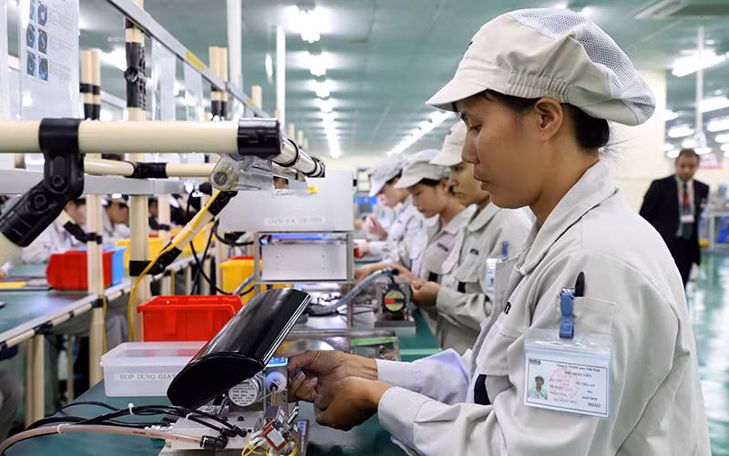 Sản xuất linh kiện điện tử tại Công ty Origin Munufactures Vietnam (Khu công nghiệp Ðồng Văn II, tỉnh Hà Nam). (Ảnh NGỌC CHÂU)