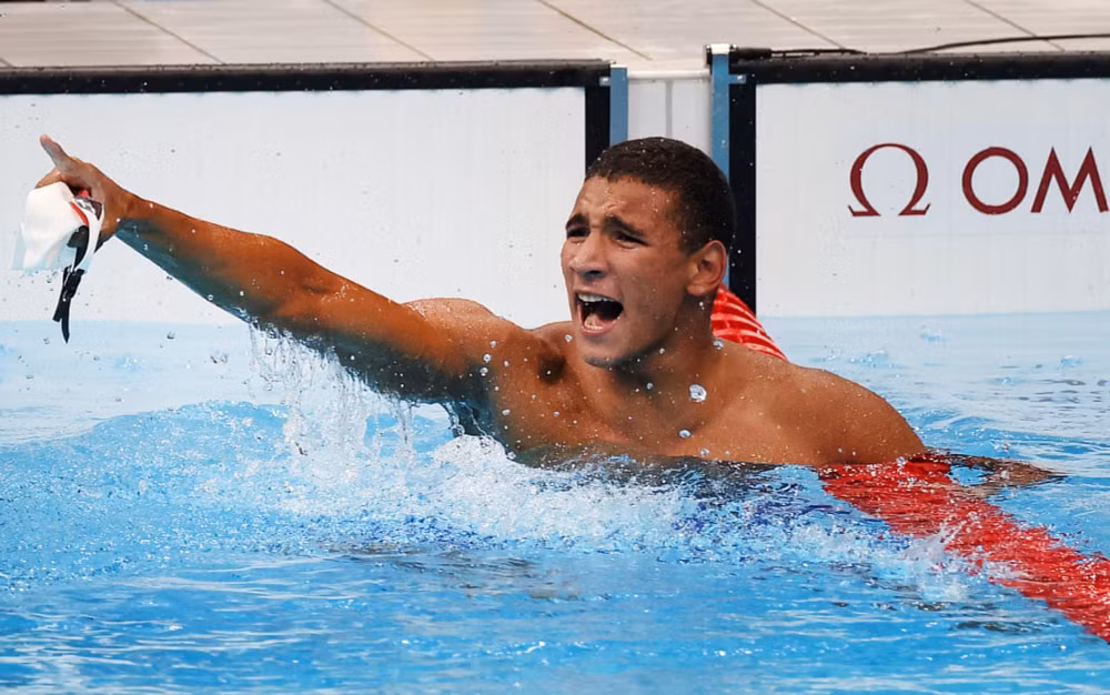 Ahmed Hafnaoui ăn mừng sau khi giành chiến thắng trong lượt bơi chung kết 400 m tự do nam tại Olympic Tokyo 2020 sáng 25/7. (Ảnh: Getty Images)