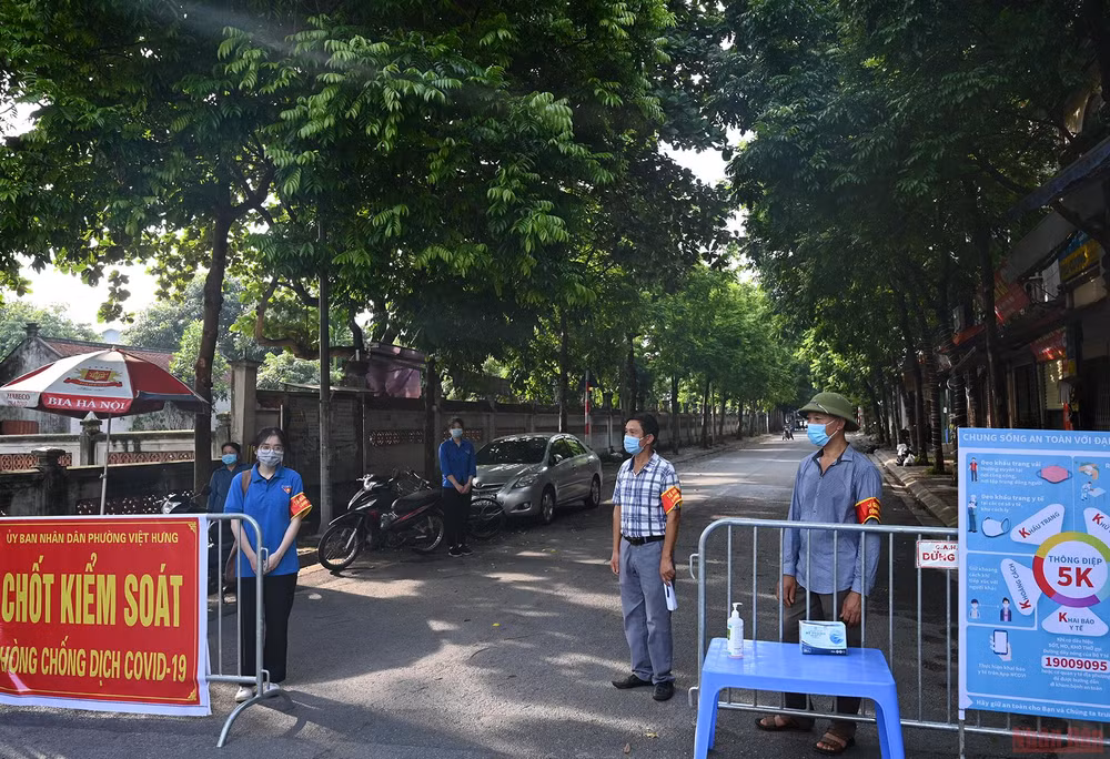 Tổ Covid-19 cộng đồng tại phường Lệ Mật, Long Biên, Hà Nội. (Ảnh: ĐĂNG ANH)