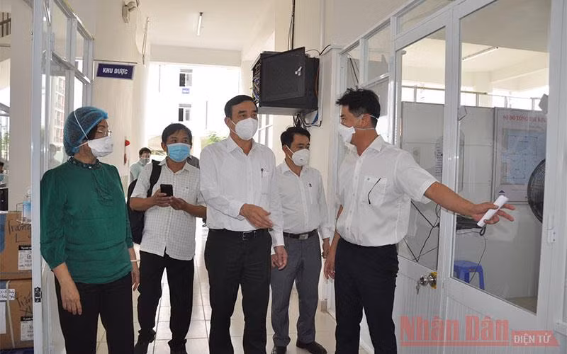 Chủ tịch UBND TP Đà Nẵng Lê Trung Chinh, Trưởng ban phòng chống dịch bệnh Covid-19 TP Đà Nẵng kiểm tra tiến độ lắp đặt trang thiết bị tại Bệnh viện dã chiến chiều 22/7