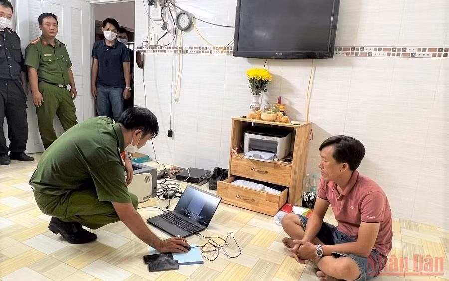 Công an kiểm tra các tang vật liên quan đến vụ án.
