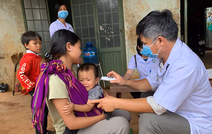 Ngành y tế tổ chức khám sàng lọc và điều trị dự phòng cho người dân làng Bông Hiot (xã Hải Yang, huyện Đắk Đoa) chiều 4-7.