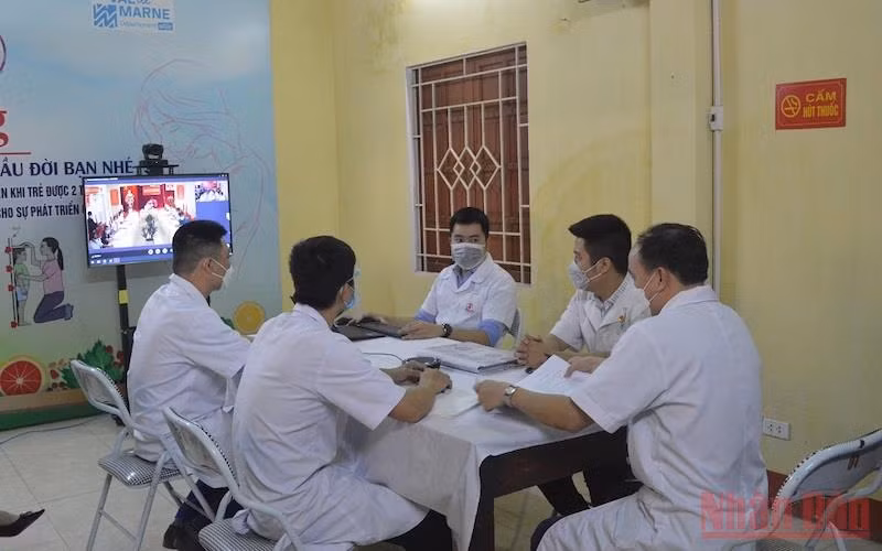 Bàn giao hệ thống hội chẩn khám chữa bệnh từ xa cho Trạm Y tế xã Đông Cuông, huyện Văn Yên, Yên Bái.