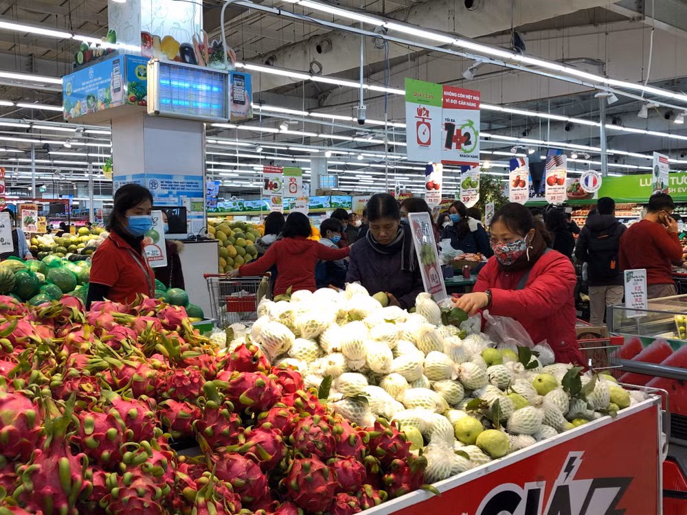 Hàng hóa dồi dào tại các siêu thị ở Hà Nội, bảo đảm cung cấp cho người dân trong mọi tình huống xảy ra dịch. 
