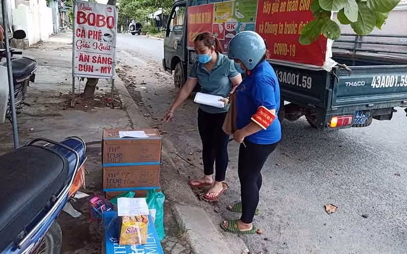 Xếp hàng chờ tới lượt đi chợ hộ