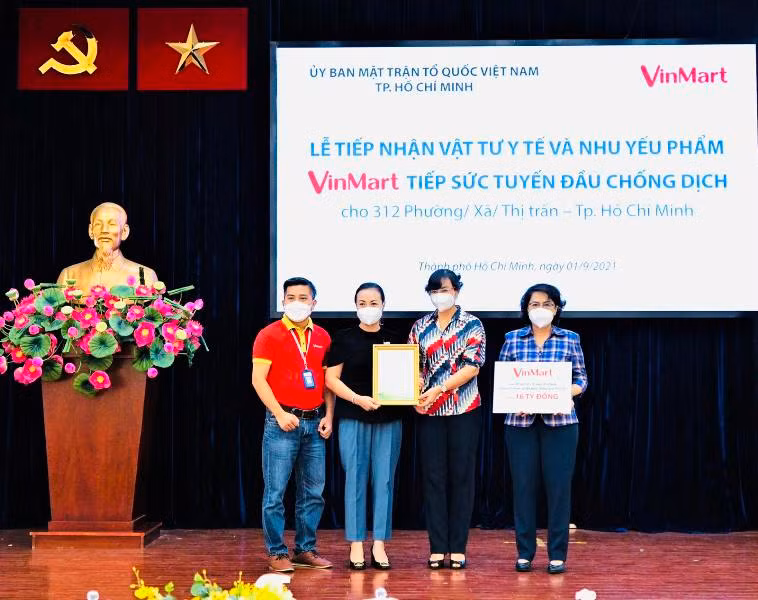 Bà Phan Thị Thắng, Uỷ viên Ban Thường vụ Thành uỷ, Phó Chủ tịch UBND Thành phố Hồ Chí Minh (thứ 2 từ phải qua) tiếp nhận tài trợ từ đại diện siêu thị Vinmart.