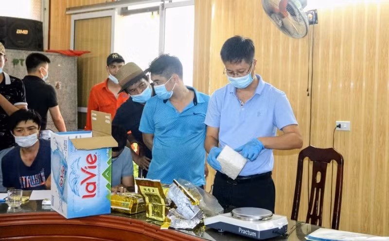 Các đối tượng cùng tang vật tại cơ quan công an.