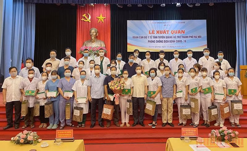 Lãnh đạo tỉnh Tuyên Quang tặng quà động viên đoàn công tác.