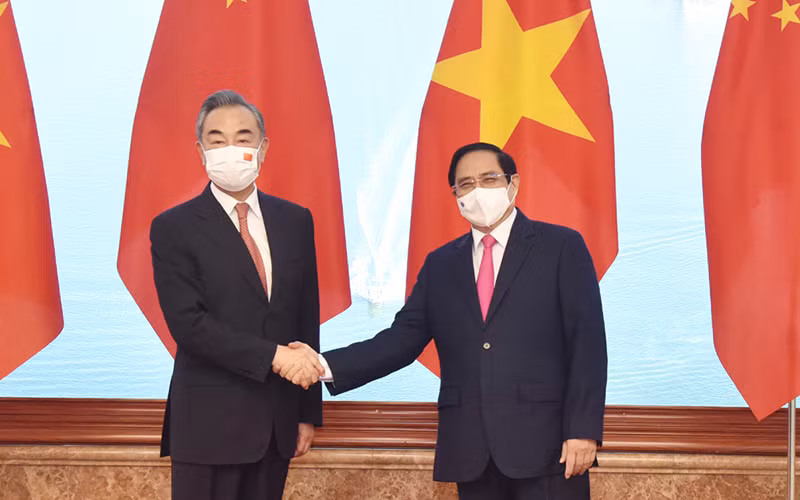 Thủ tướng Phạm Minh Chính và Ủy viên Quốc vụ, Bộ trưởng Ngoại giao Trung Quốc Vương Nghị. Ảnh: TRẦN HẢI.