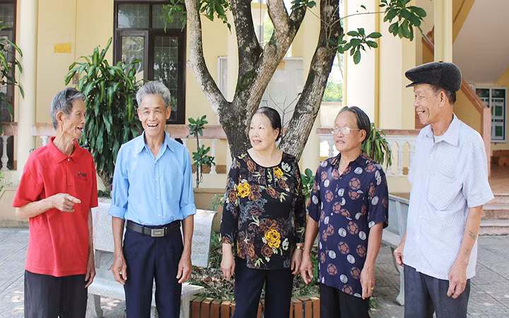 Những người còn lại trong đoàn quân đưa trâu, bò ra bắc sơ tán vui vẻ nhớ chuyện xưa.
