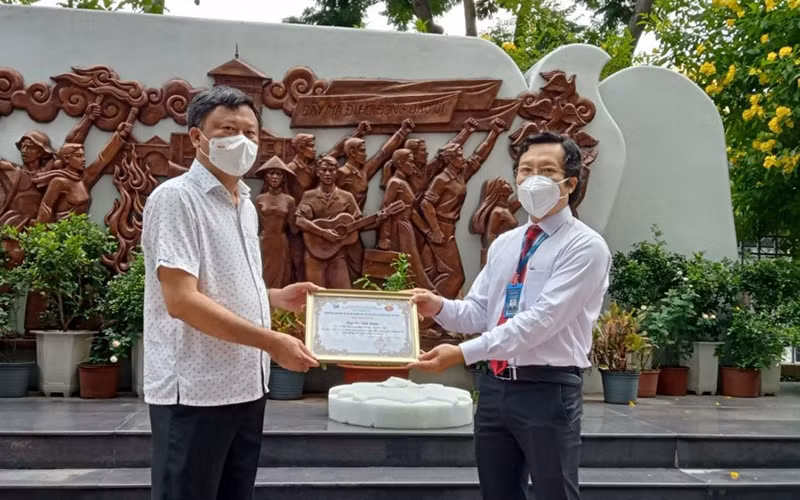Đại diện Báo Nhân Dân trao kinh phí của Quỹ Hạt giống Việt cho đại diện Trường đại học Khoa học - Xã hội và Nhân văn nhằm hỗ trợ cho sinh viên có hoàn cảnh khó khăn.