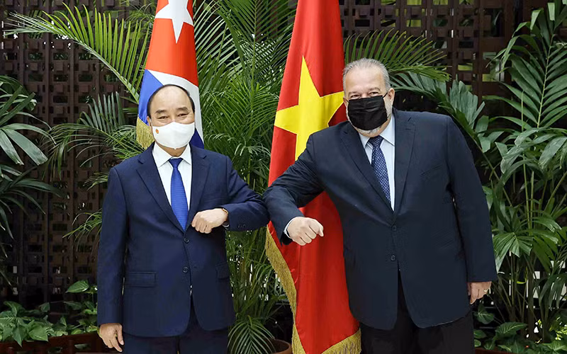 Chủ tịch nước Nguyễn Xuân Phúc hội kiến Thủ tướng Cuba Manuel Marrero Cruz. Ảnh: TTXVN