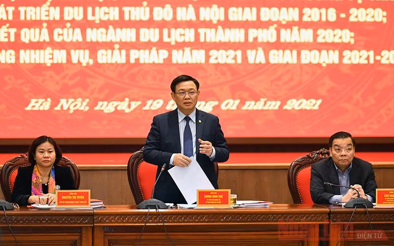Đồng chí Vương Đình Huệ, Ủy viên Bộ Chính trị, Bí thư Thành ủy phát biểu ý kiến tại hội nghị. Ảnh: Duy Linh
