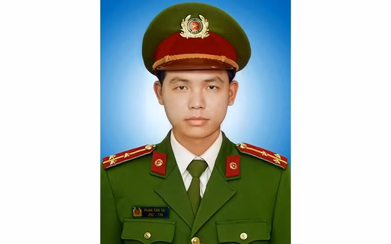 Đại úy Phan Tấn Tài được truy tặng Huân chương Chiến công hạng Nhì. (Ảnh mang quân hàm Thượng úy trước khi hy sinh)
