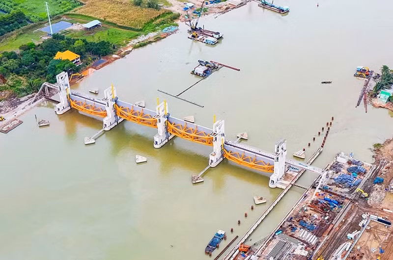 Cống ngăn triều Mương Chuối (huyện Nhà Bè) đang tạm ngừng thi công dù đã hoàn thành 90% tiến độ.