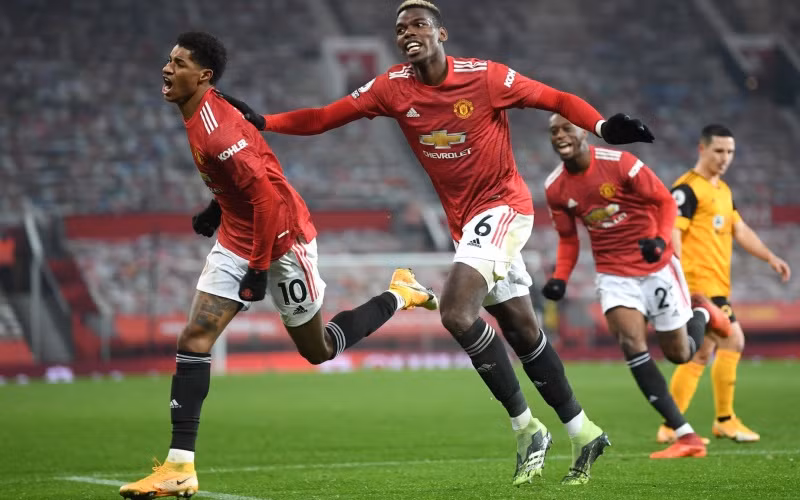 M. Rashford (trái) ghi bàn thắng quý như vàng cho Man United phút bù giờ.