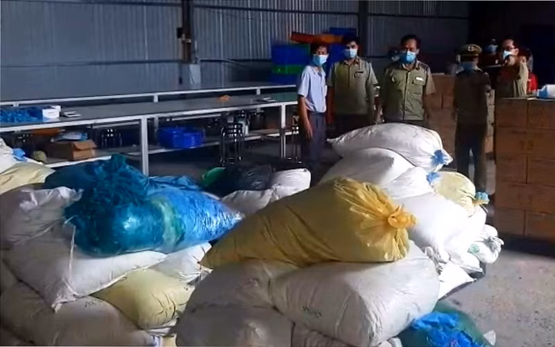 Hiện trường phát hiện số lượng lớn găng tay y tế đã qua sử dụng chuẩn bị tái chế và đã tái chế.