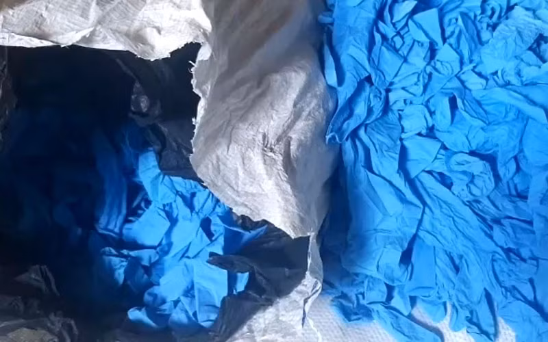 Phát hiện số lượng lớn găng tay y tế tái chế từ găng tay đã qua sử dụng -0