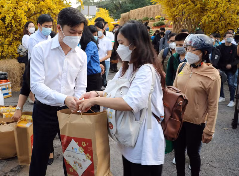 Đại diện lãnh đạo Trung ương Đoàn tặng quà cho các sinh viên trước khi lên xe về quê đón Tết.