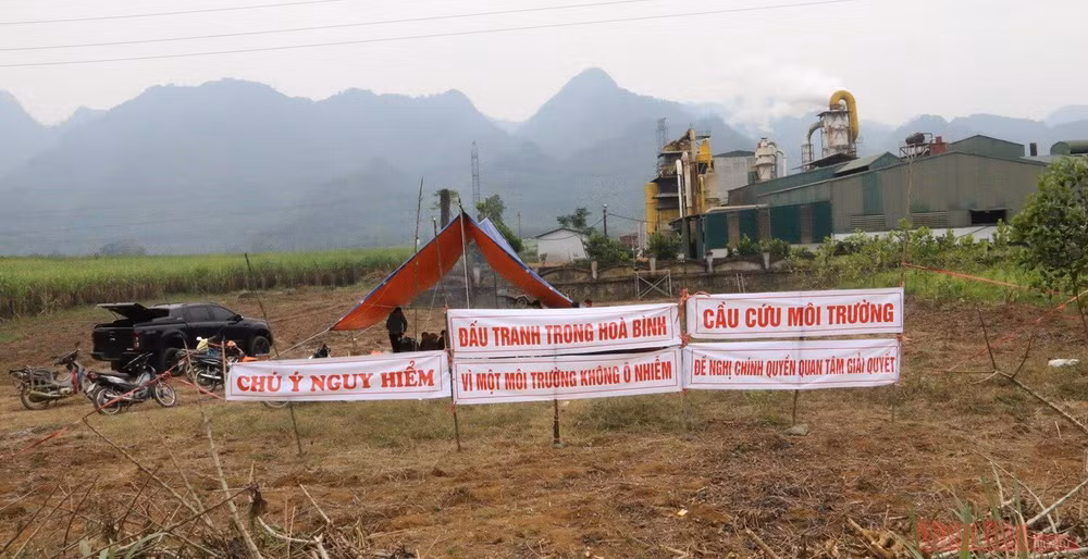 Người dân xã Lạc Thịnh, huyện Yên Thủy (Hòa Bình) dựng lán trại để phản đối nhà máy xả thải sai quy định gây ô nhiễm môi trường.