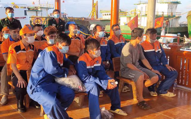 Sáu thuyền viên được đưa về bờ an toàn. 