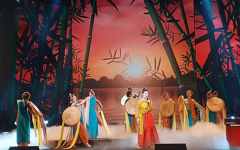 Nhà thơ Hữu Thỉnh vinh dự đón nhận Huân chương Độc lập hạng Nhì do Chủ tịch nước Nguyễn Xuân Phúc trao tặng -0