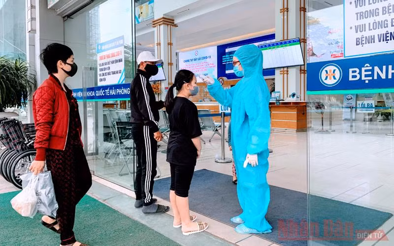 Người dân được khuyến cáo đeo khẩu trang nơi đông người và kiểm tra thân nhiệt tại các cơ quan, đơn vị