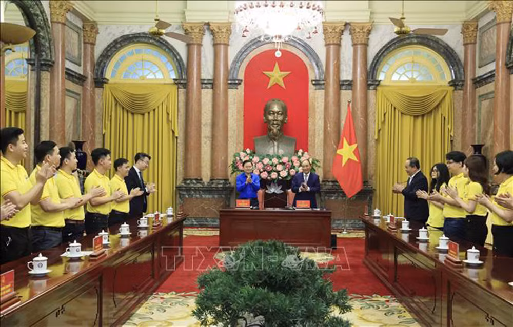 Chủ tịch nước Nguyễn Xuân Phúc gặp mặt gương mặt trẻ Việt Nam tiêu biểu năm 2021 -0
