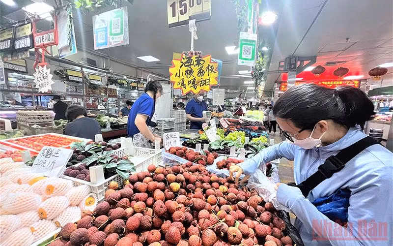 Vải thiều bày bán ở một chợ dân sinh Trung Quốc. (Ảnh: Phương Thảo)