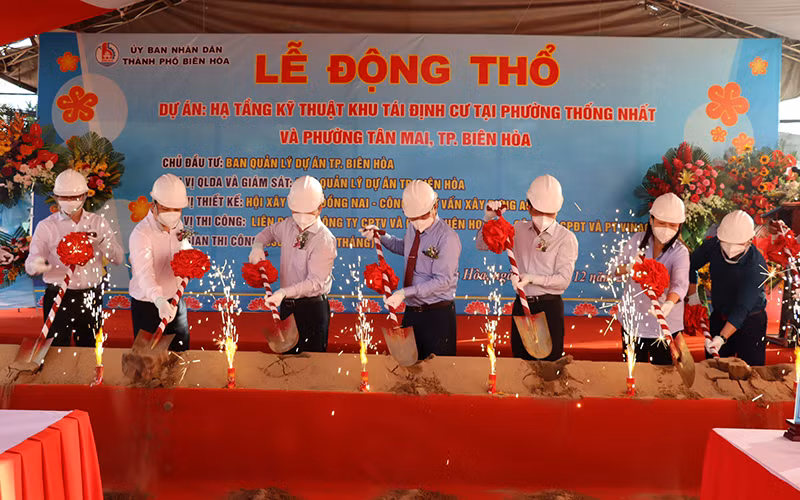 Chủ tịch Ủy ban nhân dân tỉnh Đồng Nai Cao Tiến Dũng và các đại biểu thực hiện nghi thức khởi công.