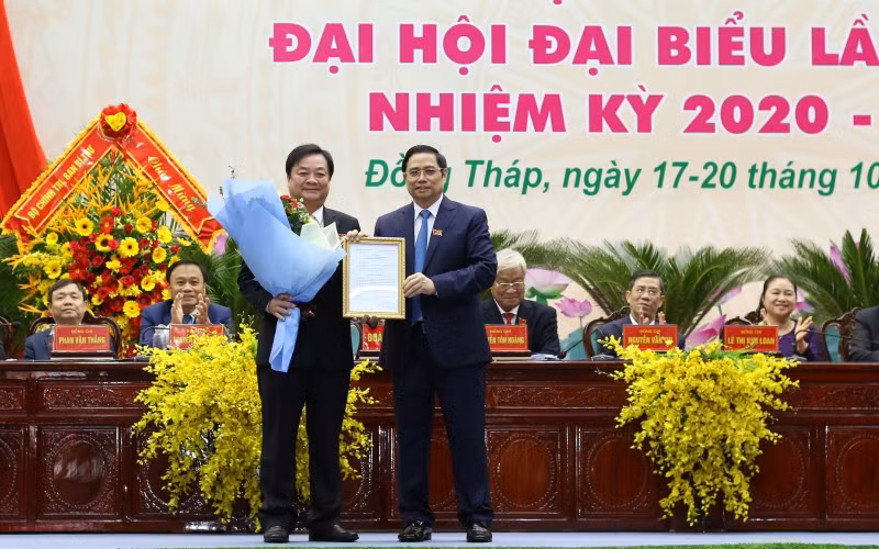 Đồng chí Lê Minh Hoan (trái) nhận quyết định tham gia Ban Cán sự đảng Bộ Nông nghiệp và Phát triển nông thôn.