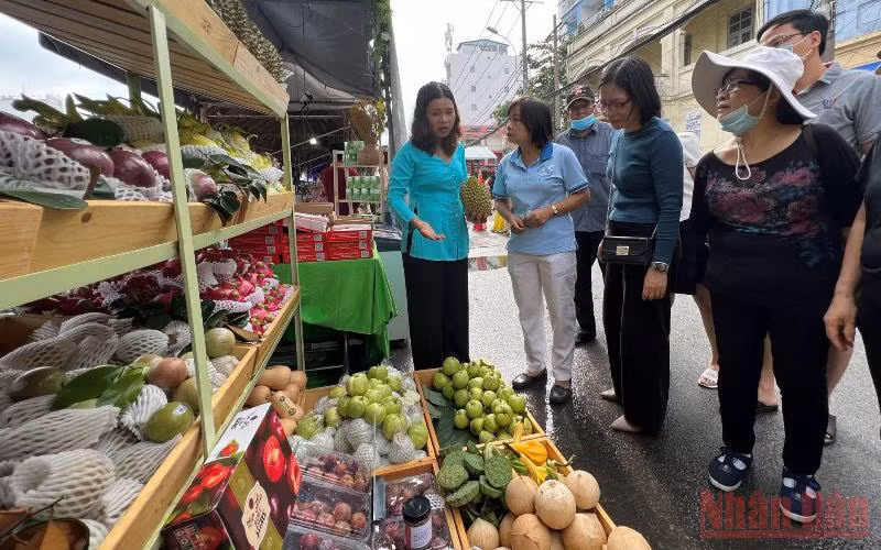 Người dân tham quan, tìm hiểu các gian hàng trưng bày, giới thiệu tại Tuần lễ trái cây “Trên bến dưới thuyền”. 