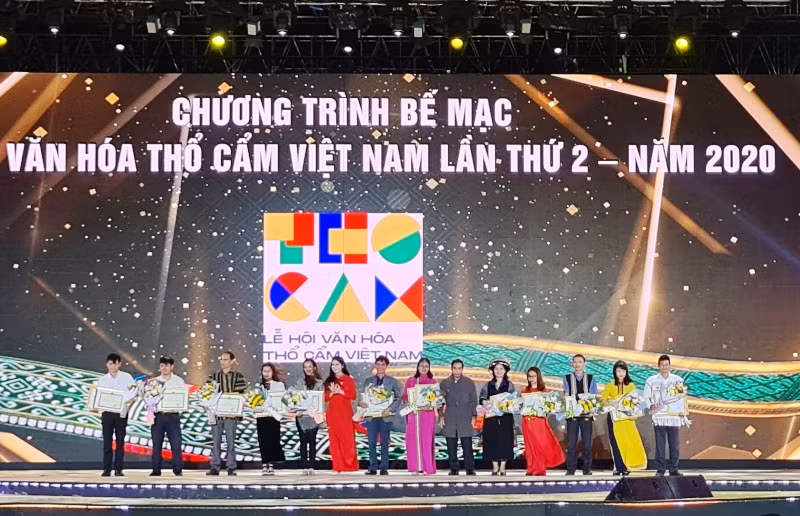 Ban tổ chức trao Bằng khen của Bộ Văn hóa, Thể thao và Du lịch, giấy chứng nhận của Ban tổ chức cho các đơn vị tham gia.