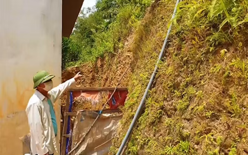 Nhà dân xã Hưng Trạch, huyện Bố Trạch làm sát chân núi có nguy cơ bị sạt lở trong mùa mưa lũ.