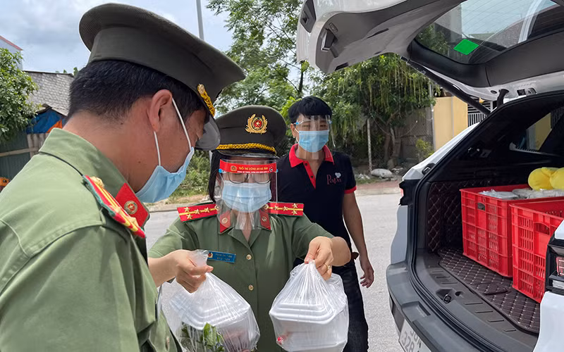 Đơn vị hậu cần Công an TP Hà Tĩnh vận chuyển suất ăn cho chiến sĩ trực chốt cách ly.