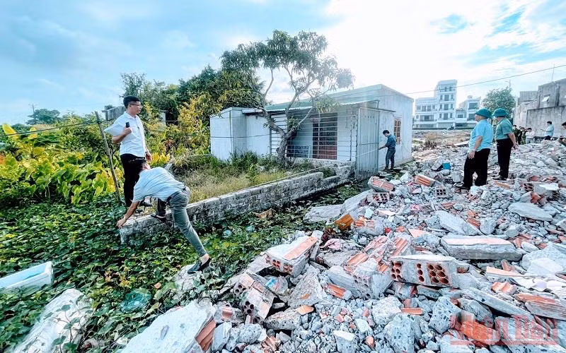 Các cơ quan chức năng của huyện Thủy Nguyên thực hiện giải phóng mặt bằng các trường hợp không tự giác chấp hành tại xã Tân Dương. 