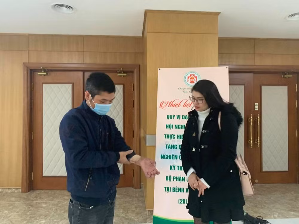 Cuộc sống mới của người đàn ông Việt Nam đầu tiên được ghép tay -0