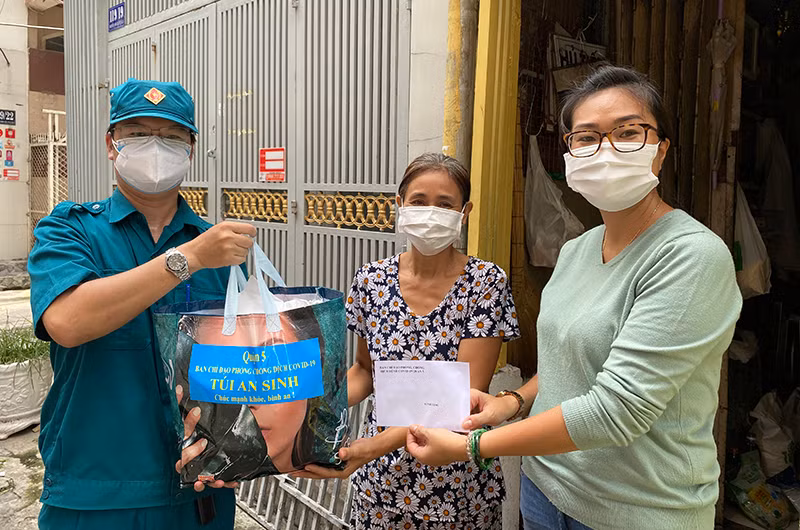 Người dân trên địa bàn quận 5 nhận hỗ trợ đợt 3.