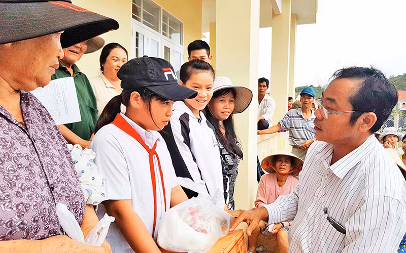 Cựu binh, doanh nhân Nguyễn Văn Dũng thăm hỏi, hỗ trợ gia đình cựu quân nhân khi gặp khó khăn.