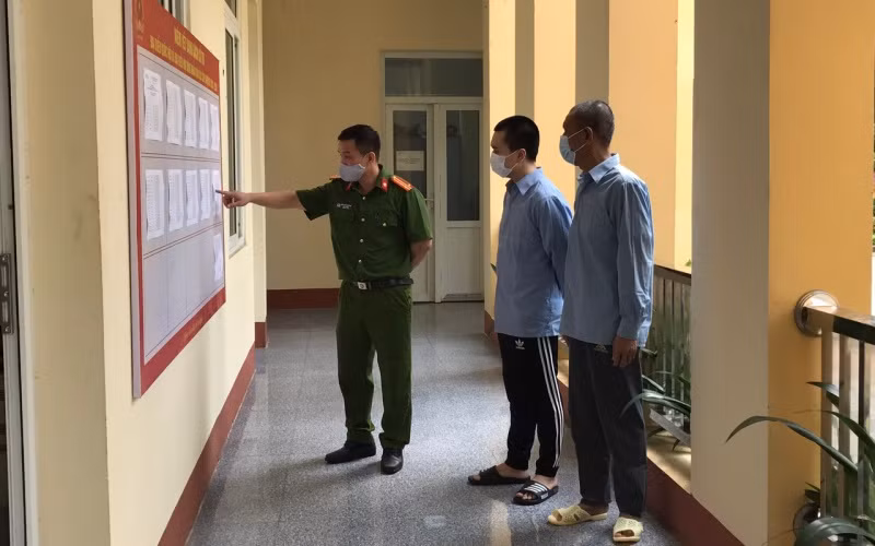 Cán bộ Trại tạm giam Công an tỉnh Bắc Kạn hướng dẫn, tuyên truyền cho người bị tạm giam, tạm giữ về công tác bầu cử.